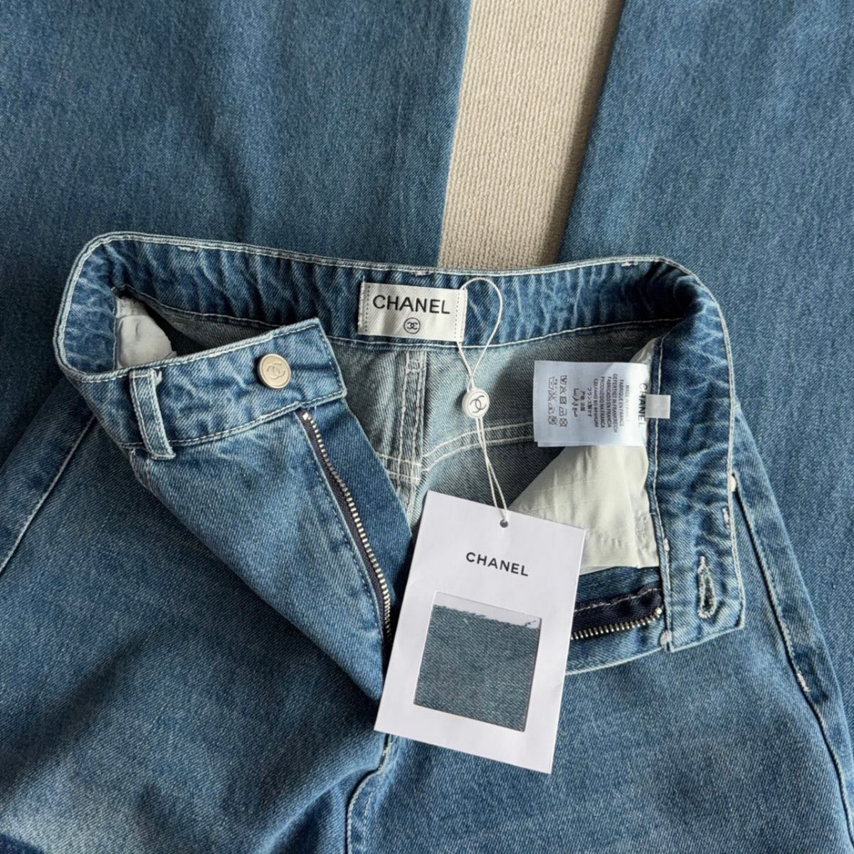 Logo jeans
