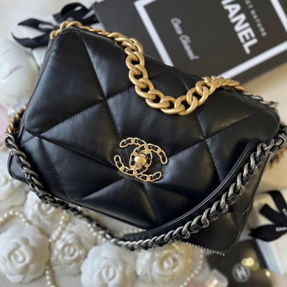 Medium leather bag