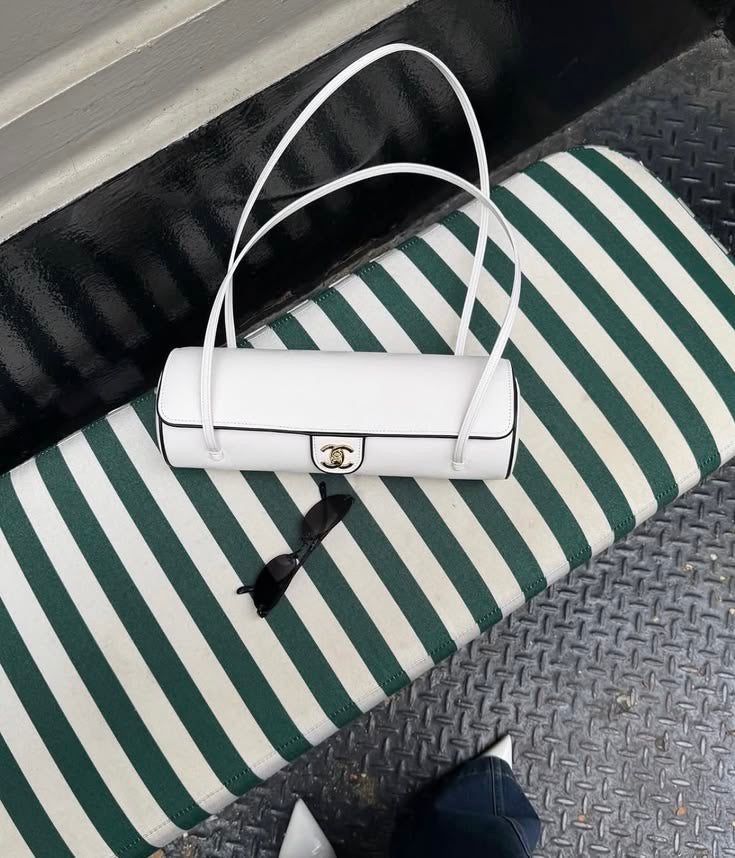Oval bag blackwhite