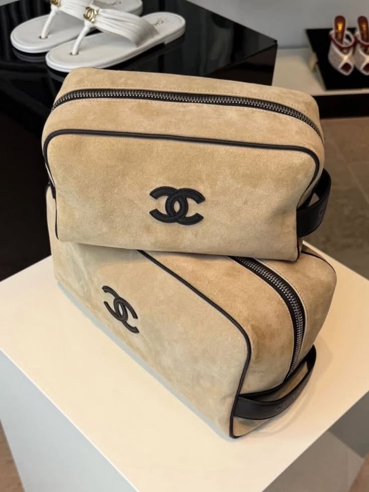 Pouch bag sued