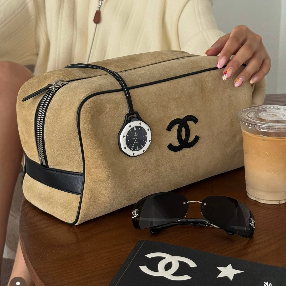 Pouch bag sued